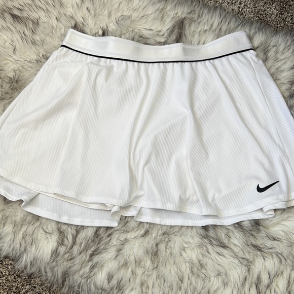 White Nike tennis skirt - Picture 2 of 10